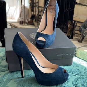 Vince Camuto Elegant navy blue True Suede.  VC - Lorimina